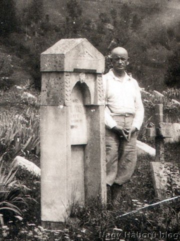 Kemény Gyula 1936-ban a zatolmini temetőben