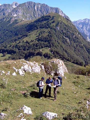 A Sleme gerince, háttérben a Sleme planina és a Rdeči Rob délről a Mrzli Vrh oldalából napjainkban