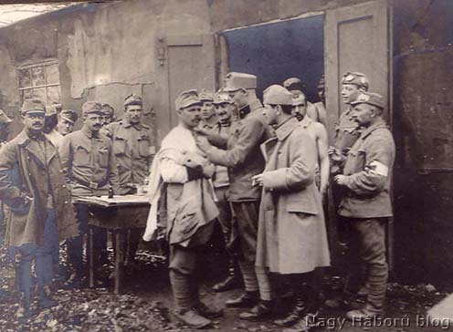 A székesfehérvári 17. honvéd gyalogezred kolera elleni védőoltása az olasz fronton, 1916-ban pihenő idején, táborhelyen