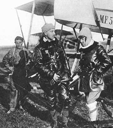 D’ Annunzio pilótaként 1917-ben (a kép jobb szélén)