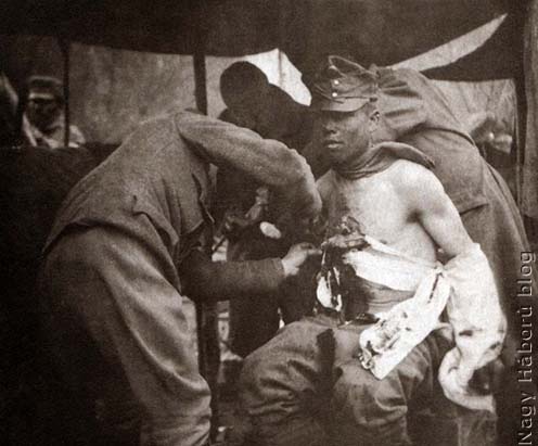 Sebesült katona ellátása egy segélyhelyen