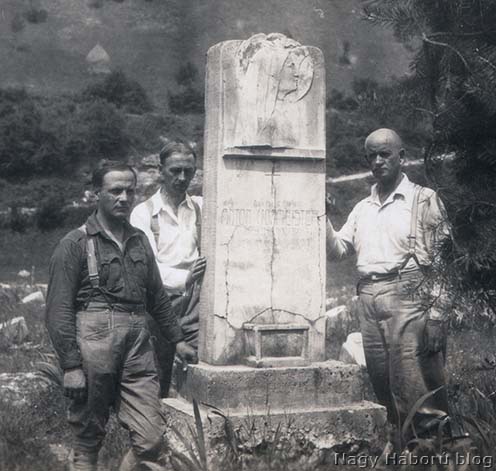 Anton Hofmeister sírja a tolmeini temetőben 1936-ban. A kép jobb oldalán dr. Kemény Gyula, a síremlék túlsó felén Hary József