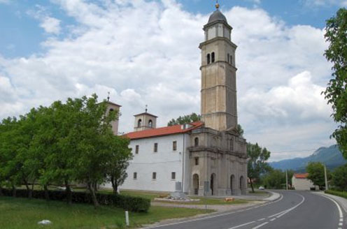 A Vippach/Vipava és Haidensaft/Ajdovščina közötti főúton található Budanje temploma napjainkban, amiről Sárközy Gergely írt. A szobor ma már nem látható, csak a talapzata áll.