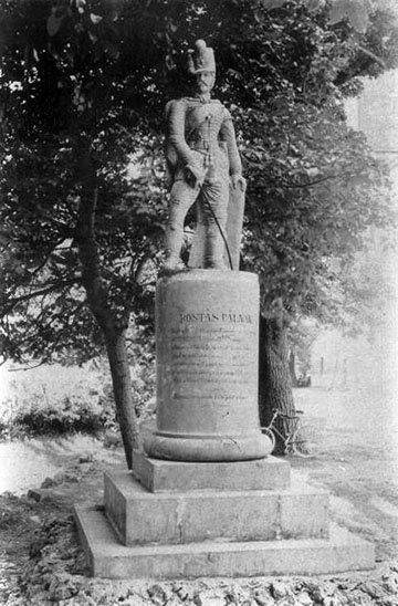Rostás Pál egykori szobra. Megmaradt töredékei jelenleg a Nova Goriziai múzeum kőtárában találhatóak, az elmúlt években gyűjtés kezdődött a restaurálására és újbóli felállítására