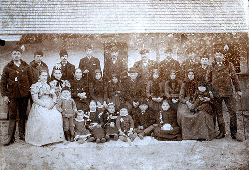 A Sárközy család az 1910-es években. Sárközy Gergely a kép bal szélén látható